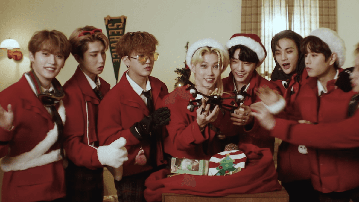 La banda 'Stray Kids' festejando la Navidad con cuatro sencillos