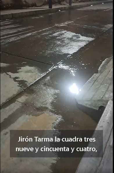 Fuga de agua en el jirón Tarma vuelve a reactivar alertas por tuberías antiguas