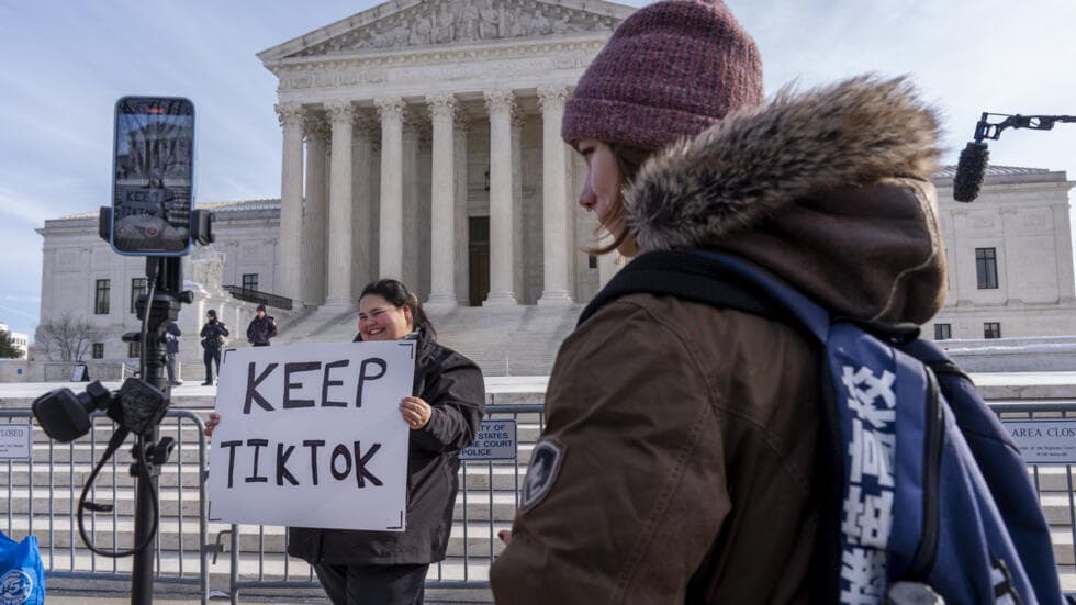 TikTok regresa a las tiendas de aplicaciones de Apple y Google en Estados Unidos.