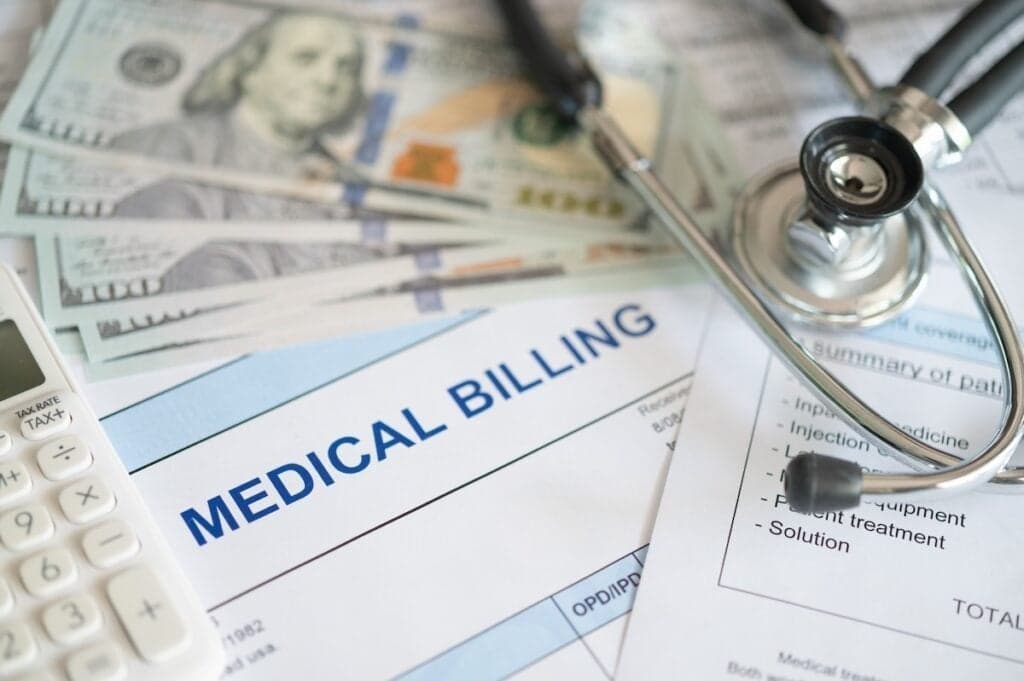 Trump ordena a empresas reducir precios de medicamentos mediante decreto