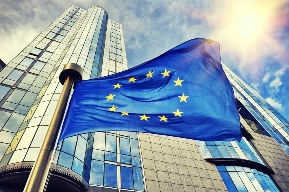Tras la tregua de Trump en los aranceles, la UE pospone represalias para facilitar el diálogo.