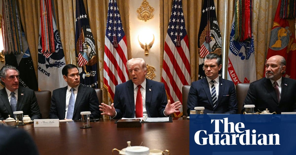 Aduladores llenan la cabeza de Trump con estatuas de Venezuela