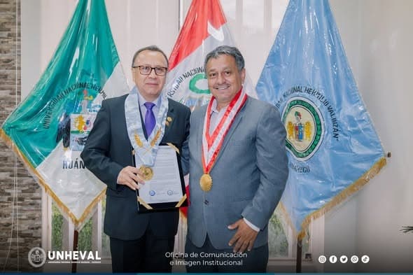 Reconocimiento académico distingue trayectoria de egresado de la UNHEVAL con medalla institucional