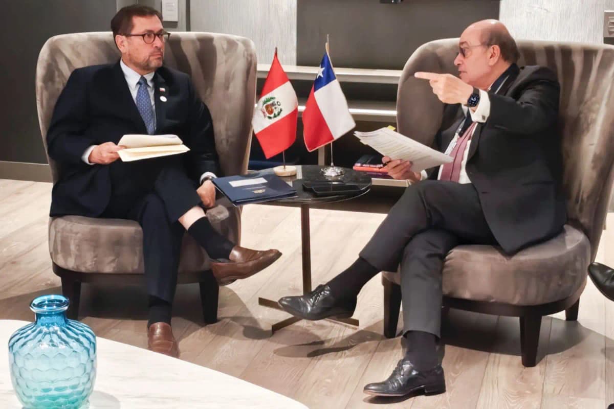 Canciller Hugo de Zela se reunió con su par chileno en Bogotá para abordar seguridad y agenda fronteriza