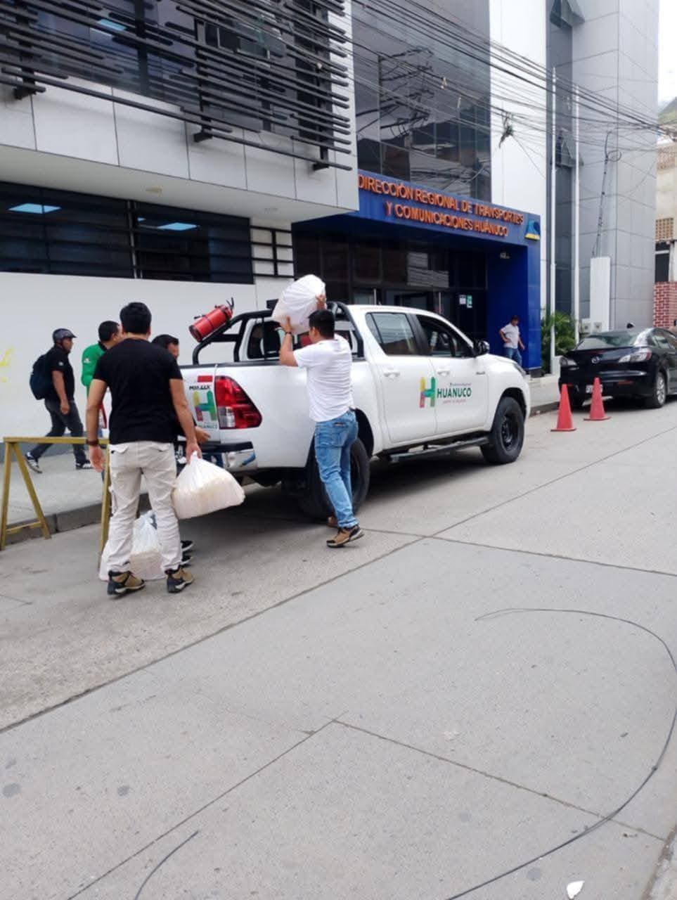 Compra de alimentos en negocio de su hijo fue con su dinero tras incumplimiento de contratista, según gobernador