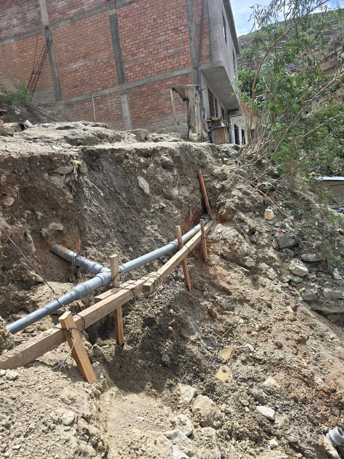 Alertan que filtración en red de agua y alcantarillado provocó derrumbe de vivienda y dejó a una familia en la calle en Aparicio Pomares