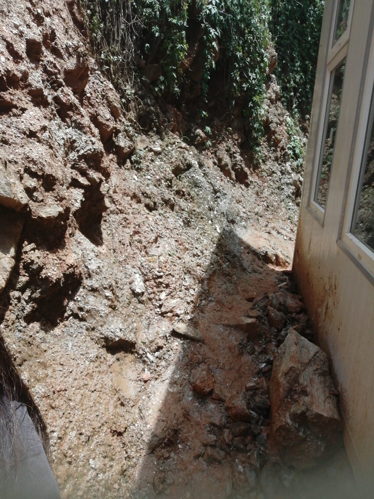 Crisis sanitaria en colegio 33012 expone a alumnos y desata denuncia contra director