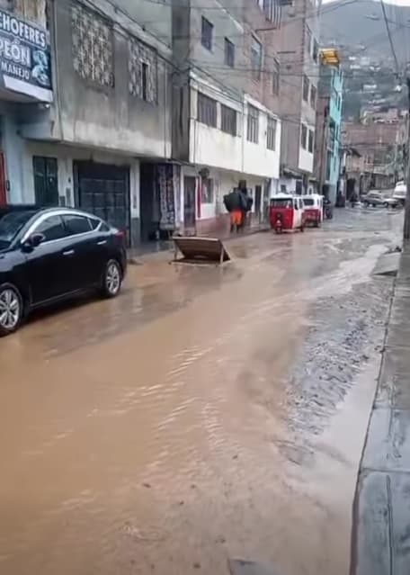 Huánuco: Fuertes lluvias provocan atoros, aniegos e inundaciones en jr. Leoncio Prado y Seichi Izumi