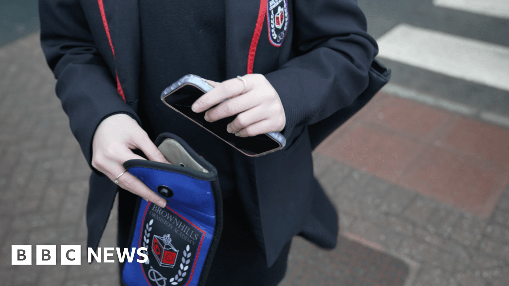 Expertos: Prohibir celulares no es suficiente para reducir pantallas