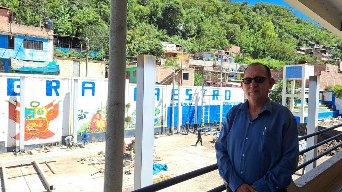 Tras tres años de espera, techo del patio del colegio El Gran Maestro alcanza 50% de avance