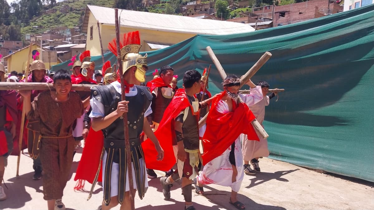 Estudiantes de Chavinillo escenifican la Pasión de Cristo en recorrido por Viernes Santo