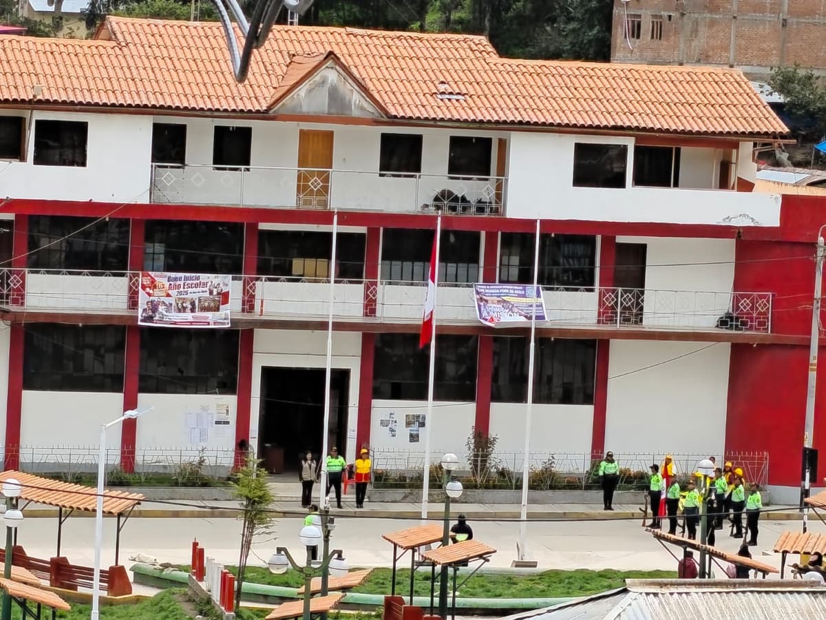 Civismo en retroceso: izamiento dominical en La Unión pierde asistencia ciudadana