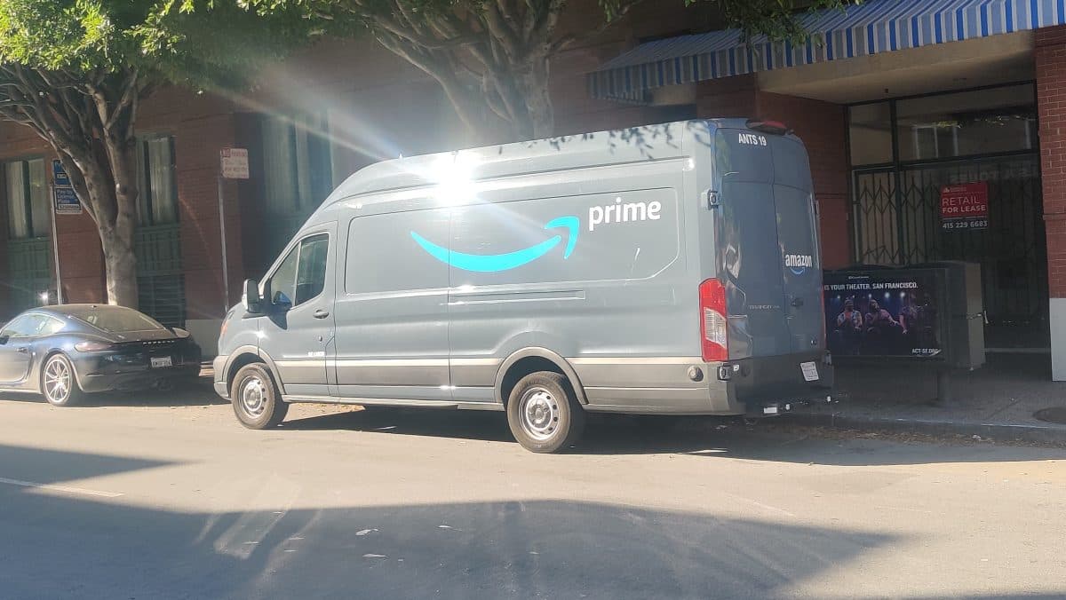 Amazon cobra recargo a vendedores por guerra en Irán y costo energético