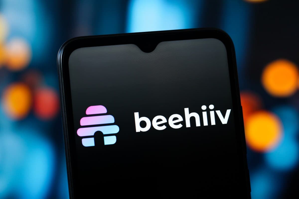 Beehiiv entra al podcasting, buscando desafiar el dominio de Patreon