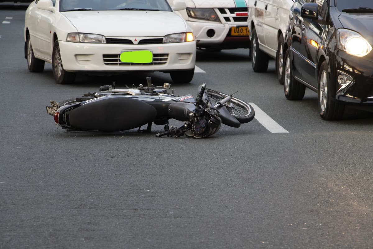 Motociclista cae en vía cerrada por obras y termina con la cabeza rota