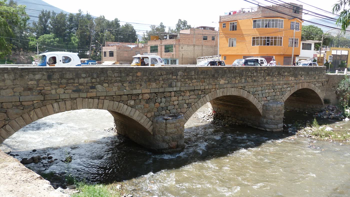 Puente Calicanto de Huánuco, de arcos de piedra sobre el río