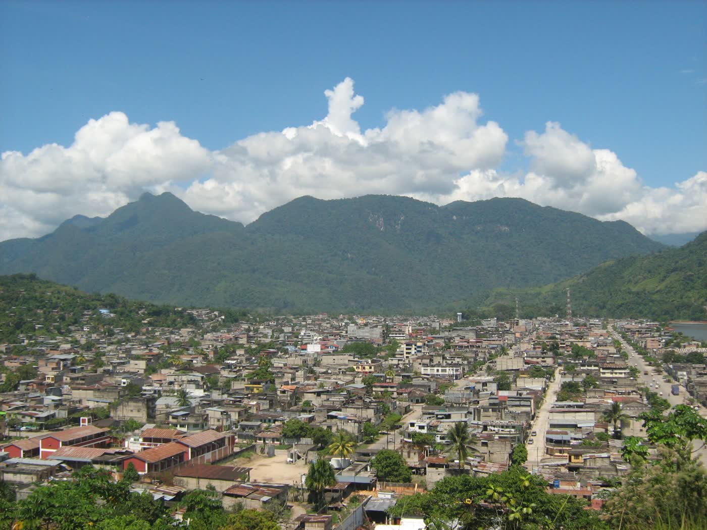 Cadena de cerros de la Bella Durmiente sobre la ciudad de Tingo María