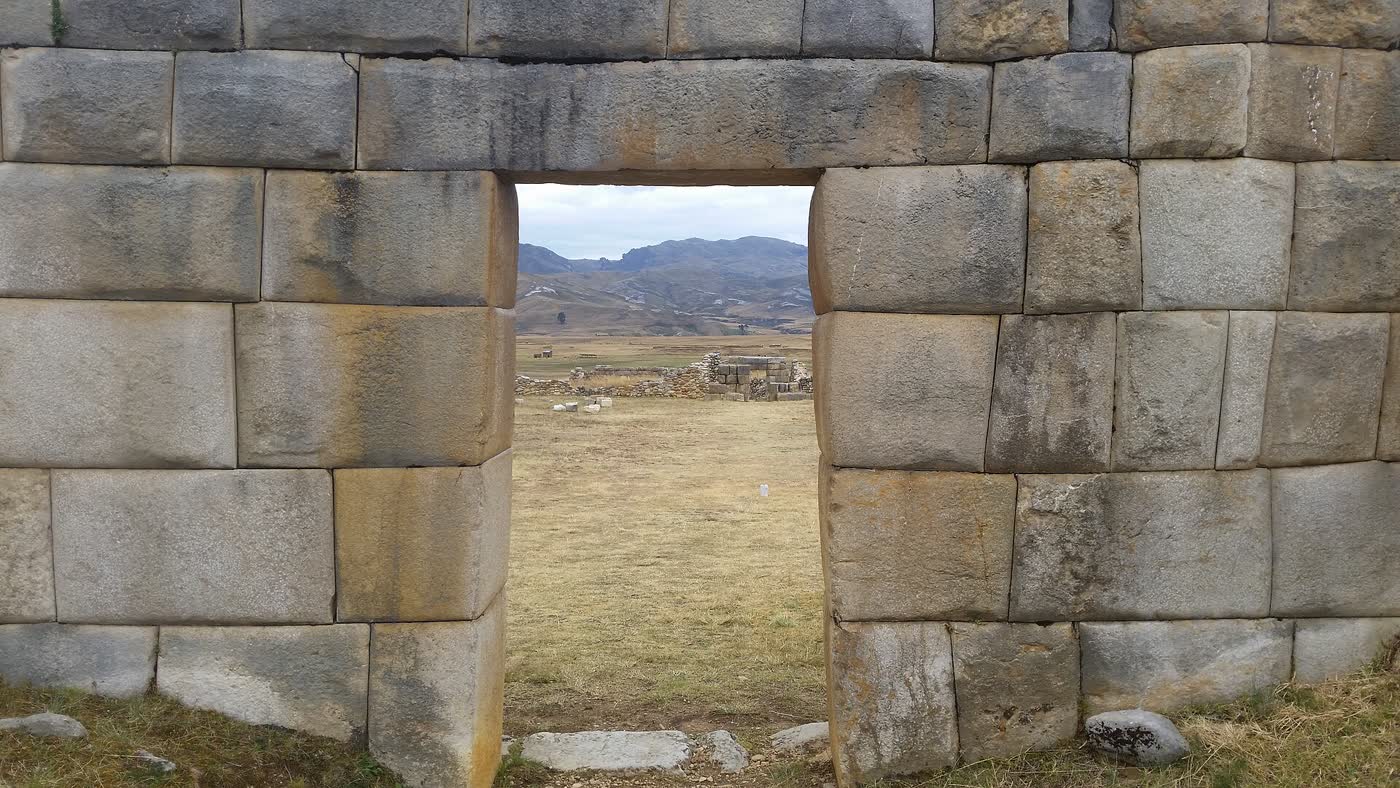 Explanada y recintos de piedra de Huánuco Pampa