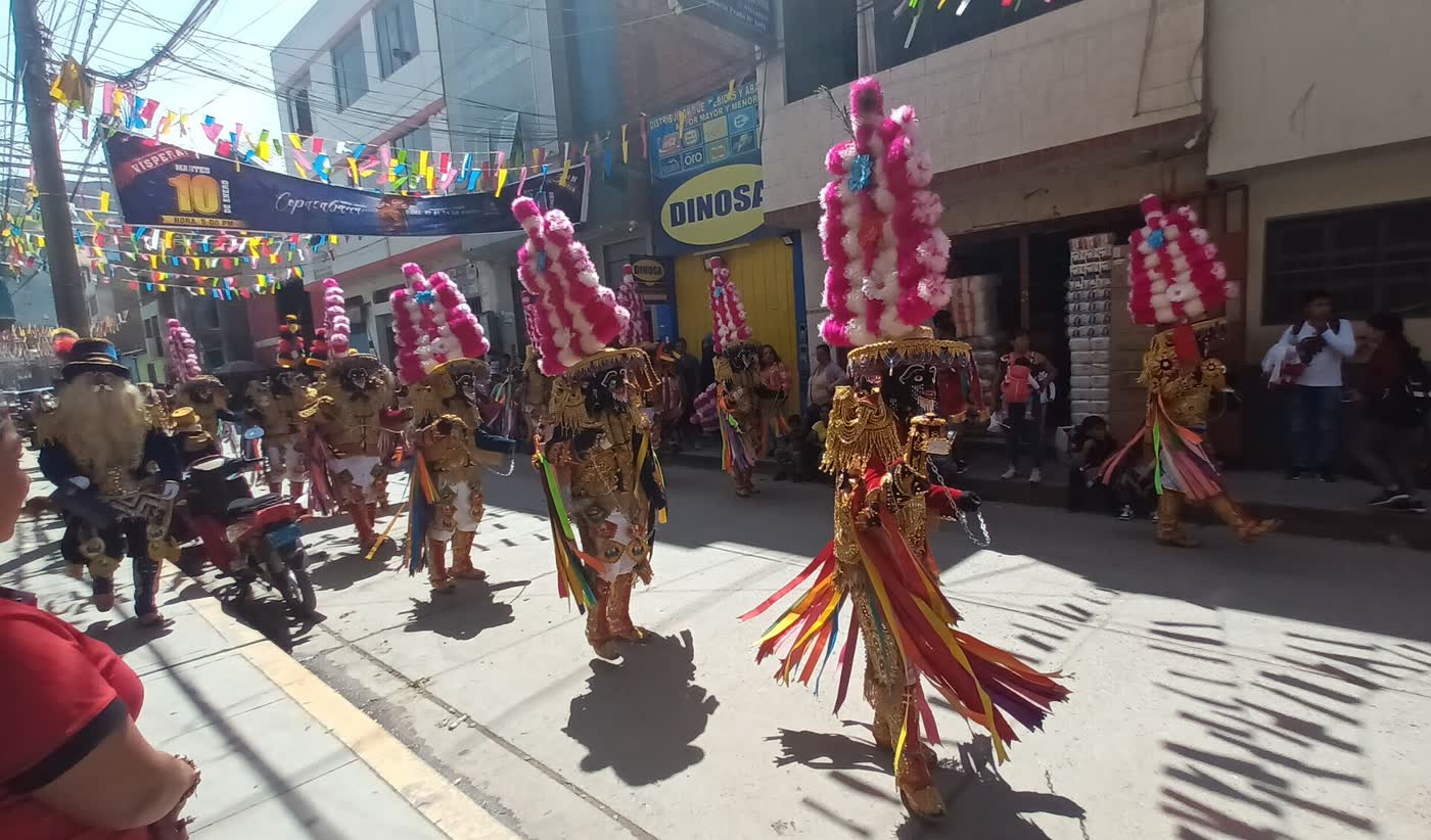 Cuadrilla de la danza de los Negritos de Huánuco: máscaras, trajes dorados, penachos rosados y cintas de colores