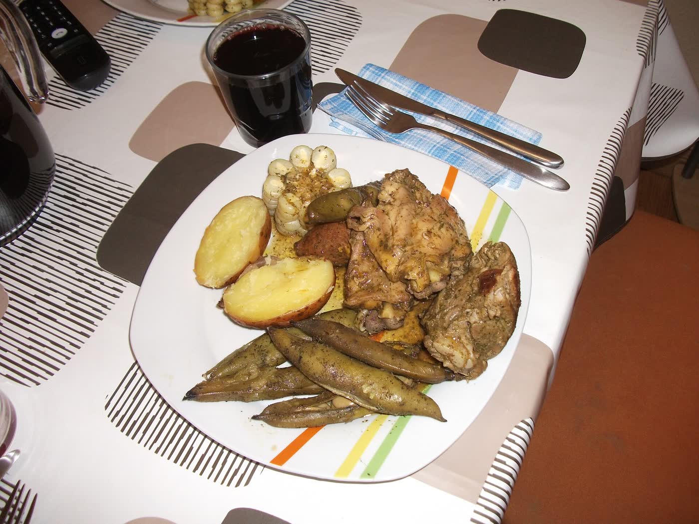 Pachamanca servida sobre hojas, con carnes, papas y habas