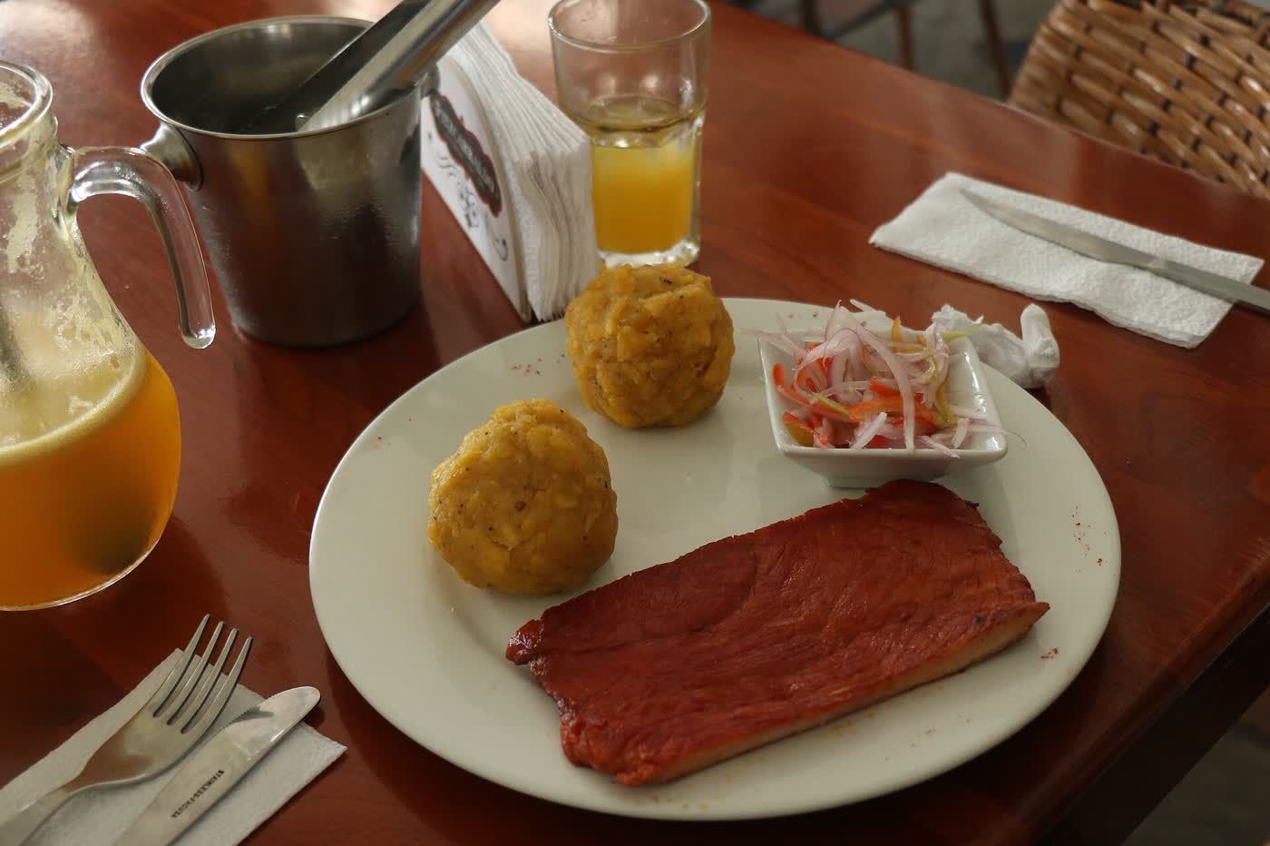 Tacacho con cecina servido en un plato