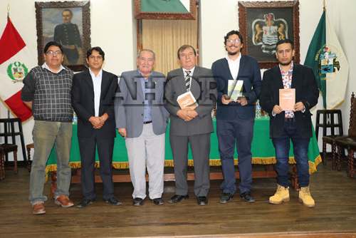 Presentan libro “Bajo la sombra del limonero”