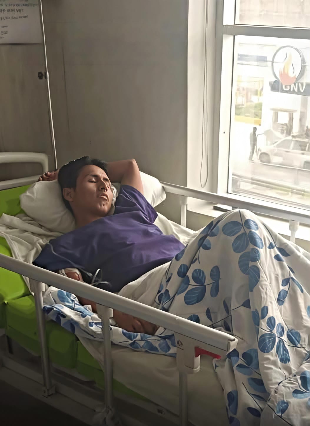 Conductor se fuga tras chocar a motociclista en León Pampa y familia pide apoyo para operación