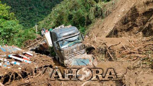 Huaico sepulta cuatro vehículos y arrastra a más de 10 personas en Carpish