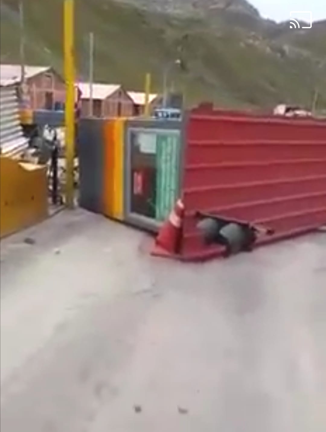 Queman caseta de peaje en la vía Cerro de Pasco, la Oroya