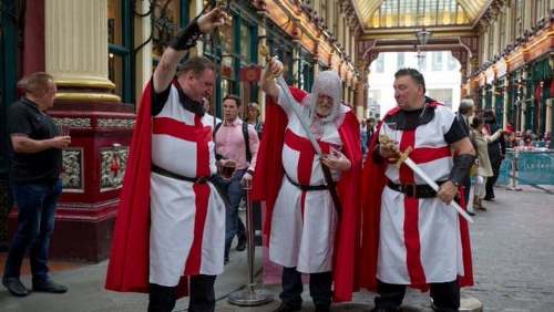 Ingleses vestidos de cruzados medievales generan indignación en Qatar