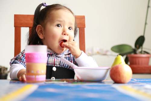¿Cómo debe ser la alimentación de los niños y niñas durante los primeros tres años?