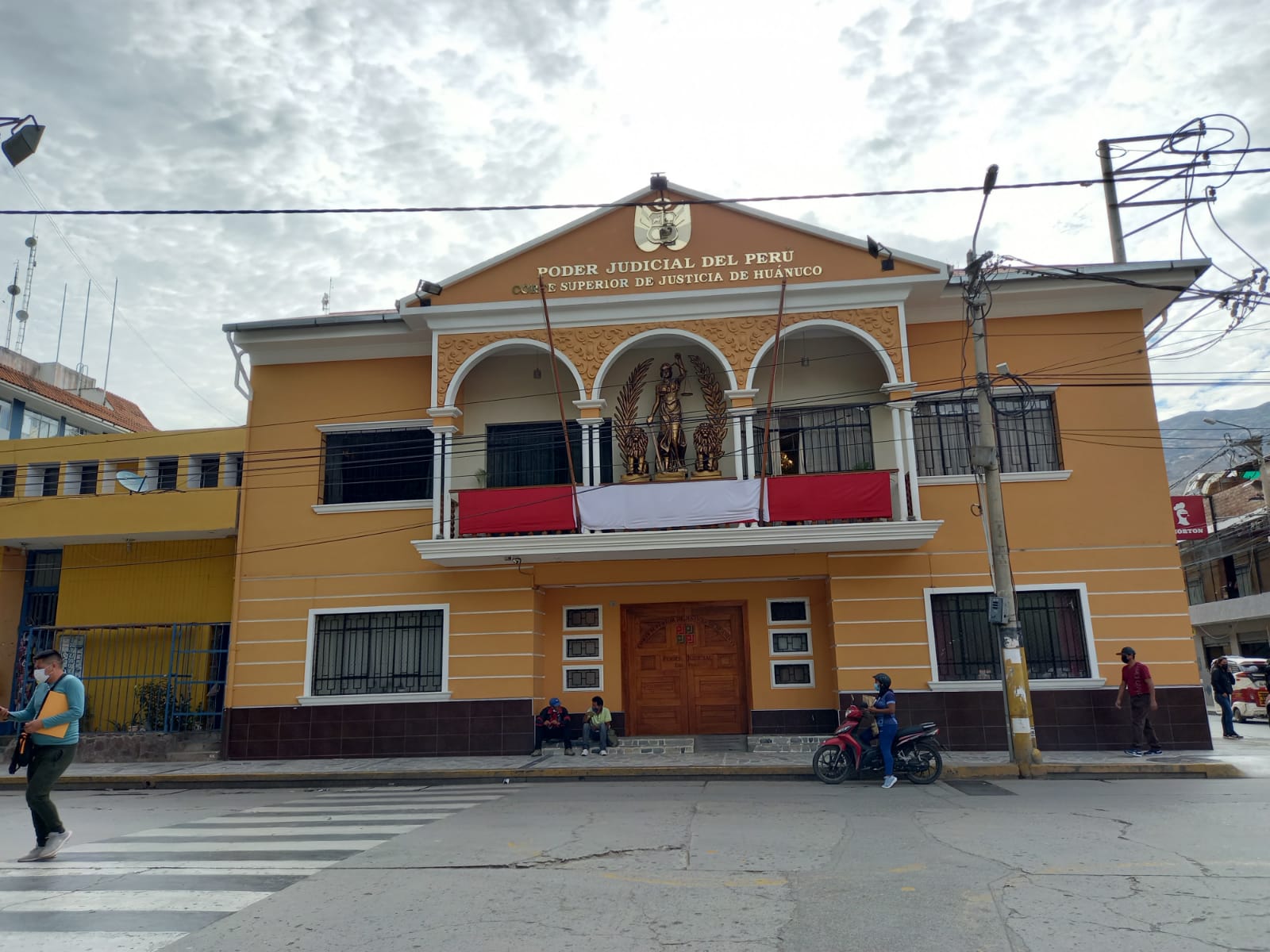 Sentencian a exalcalde y exgerente municipal de Ambo por cobros indebidos