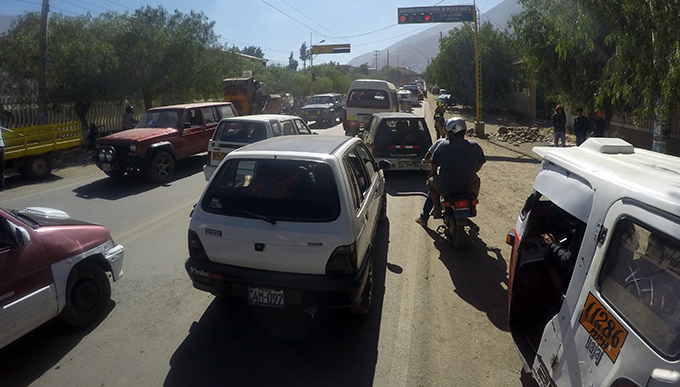 Cierran carretera y genera caos vehicular en puente Huallaga
