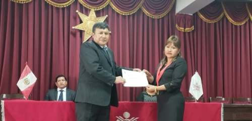 JEE entregó credencial al nuevo alcalde de Yacus Moisés Contreras