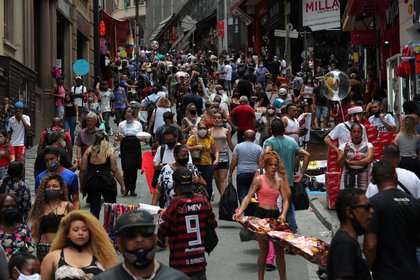 Brasil sigue rondando el millar de muertes diarias por el COVID-19
