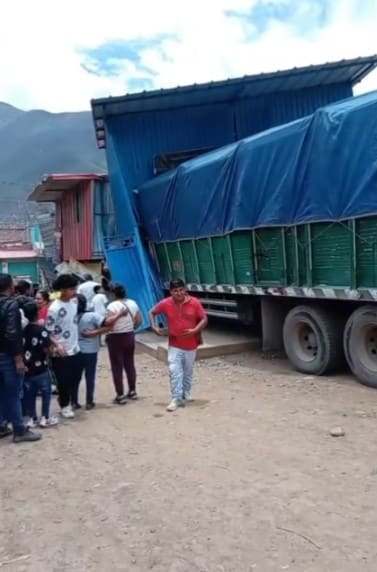 Camión de papa se empotra contra tiendas del Mercado Mayorista de Puelles