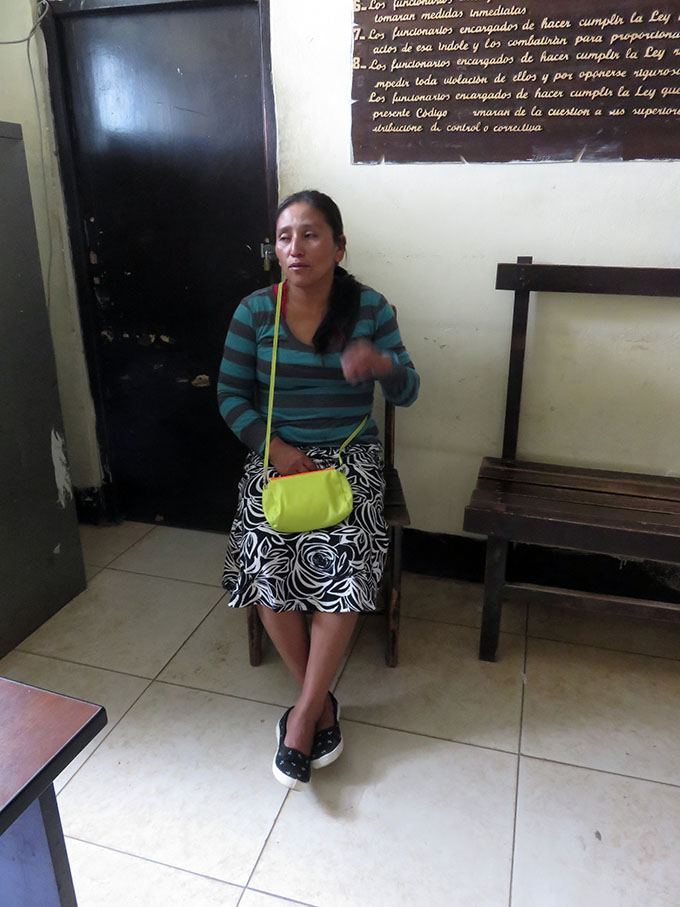Detienen a mujer por tratar de ingresar celular a penal