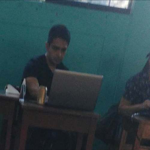 Trabajadores de salud son fotografiados bebiendo licor en su centro de trabajo