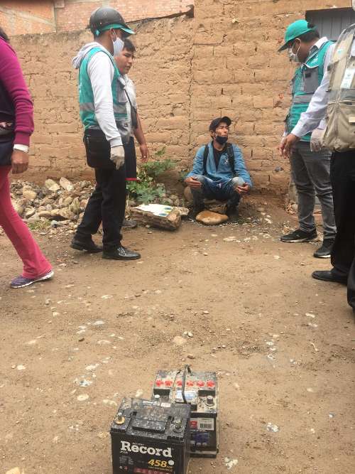 Arrestan a sujeto que hurtaba baterías de depósito municipal