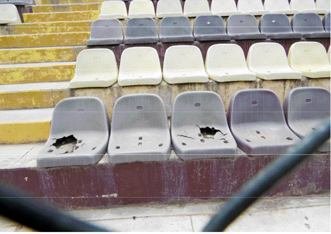 Butacas del estadio rotas por todos lados