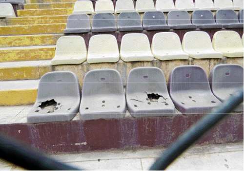 Butacas del estadio rotas por todos lados
