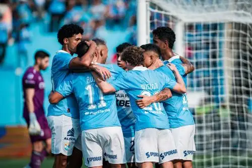 Cristal desata la euforia: Goleada celeste ilusiona a hinchas para el 2026