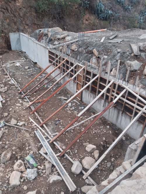 Construcción de represa en lecho de quebrada pone en riesgo a cuatro localidades