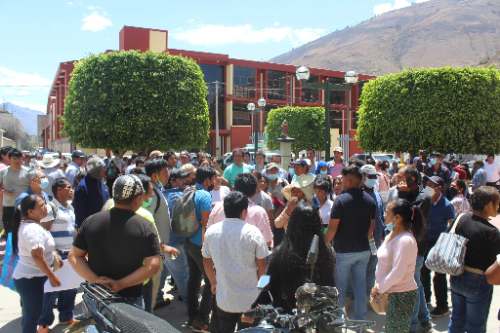 Madres y trabajadores de construcción civil se enfrentaron por Erasmo Fernández