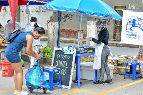 Tambos pesqueros participan en mercado itinerantes