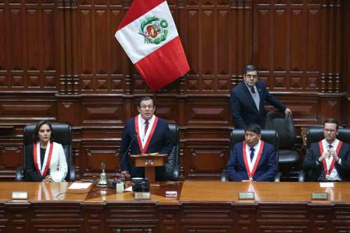 Pese a vínculos con minería ilegal, Eduardo Salhuana asume la presidencia del Congreso
