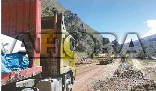 Recuperan plataforma de la carretera en Huaracalla