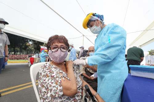 Perú iniciaría una vacunación de refuerzo contra la COVID-19
