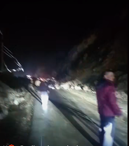 Carretera Central: Deslizamiento de tierra y rocas bloquea tramo en San Rafael por varias horas