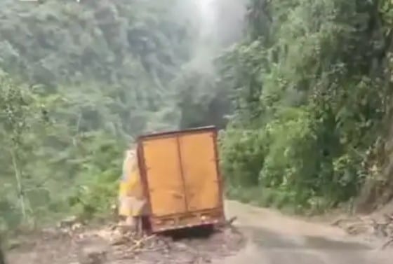 Huaico mortal en la vía Huánuco–Tingo María deja dos víctimas atrapadas en un camión
